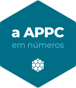 Logótipo A APPC em números. Letras brancas e azuis sobre fundo azul (mais escuro).