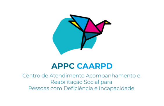 Logótipo APPC CAARPD. Letras em tons de azul e imagem estilizada.