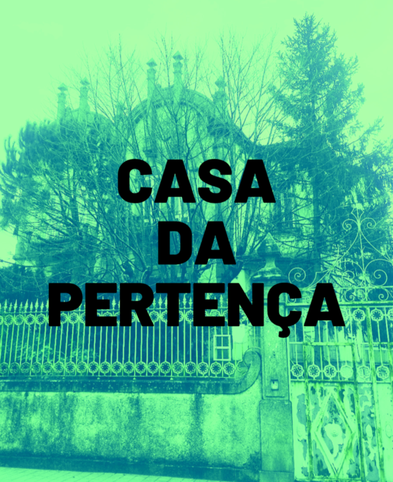 Fundo verde com fotografia de casa. Sobre o fundo, a preto o texto: CASA DA PERTENÇA