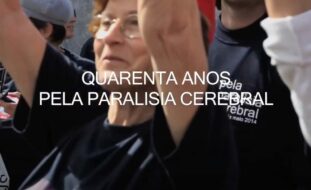 Imagem de grupo de pessoas. Pessoa de braços no ar a sorrir. Sobre a imagem, ao centro aparece a branco o texto 