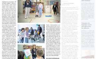 Cópia de página do Jornal de Notícias. Em destaque a notícia “Alunos experimentam dificuldades alheias” – acompanhada de quatro fotografias.