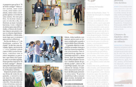 Cópia de página do Jornal de Notícias. Em destaque a notícia “Alunos experimentam dificuldades alheias” – acompanhada de quatro fotografias.