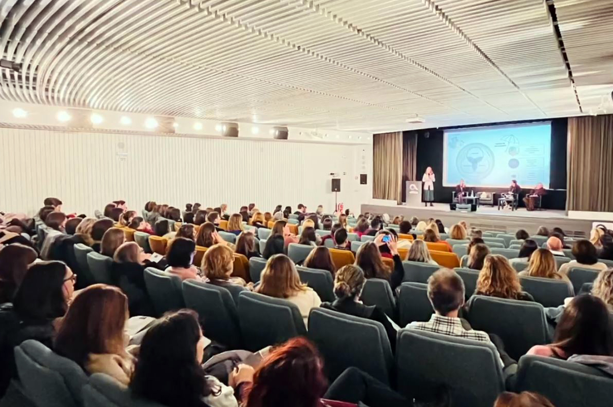 Aspeto da sala, com inúmeras pessoas sentadas no público.