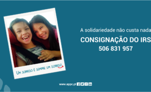 Imagem com fundo azul escuro e fotografia (tipo “polaroid”) de duas jovens a sorrir. Apresenta as frases “A solidariedade não custa nada” e “Consignação do IRS” – com indicação do número de contribuinte da APPC, que é o 506831957. A legenda das jovens, sorridentes, é a frase “Um sorriso é sempre um sorriso”.