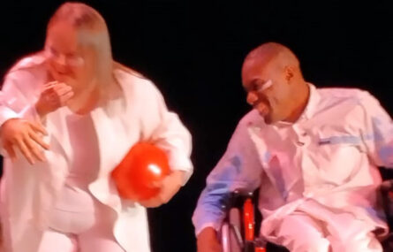 Atriz e ator, sorridentes, durante a apresentação.