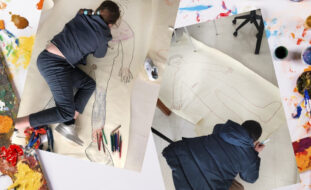 Duas fotografias de jovens, de costas, a desenhar o corpo humano em folha papel gigante colocada no chão. As fotografias são compostas com uma imagem de fundo repleta de lápis, tintas e pincéis.