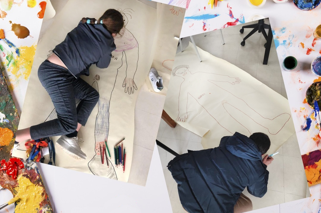 Duas fotografias de jovens, de costas, a desenhar o corpo humano em folha papel gigante colocada no chão. As fotografias são compostas com uma imagem de fundo repleta de lápis, tintas e pincéis.