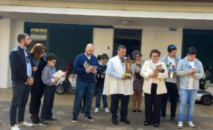 Imagem exterior na entrada da Villa Urbana com representantes da Paróquia de Valbom e elementos da APPC. Receção da visita Pascal e do tradicional Compasso.
