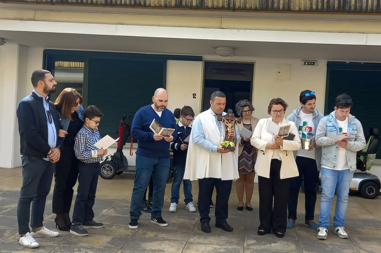Imagem exterior na entrada da Villa Urbana com representantes da Paróquia de Valbom e elementos da APPC. Receção da visita Pascal e do tradicional Compasso.