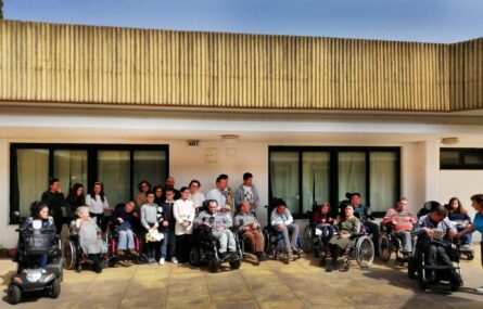 Fotografia de grupo, em zona exterior da Villa Urbana, com perto de três dezenas de pessoas durante a receção à visita Pascal realizada por elementos da Paróquia de Valbom.