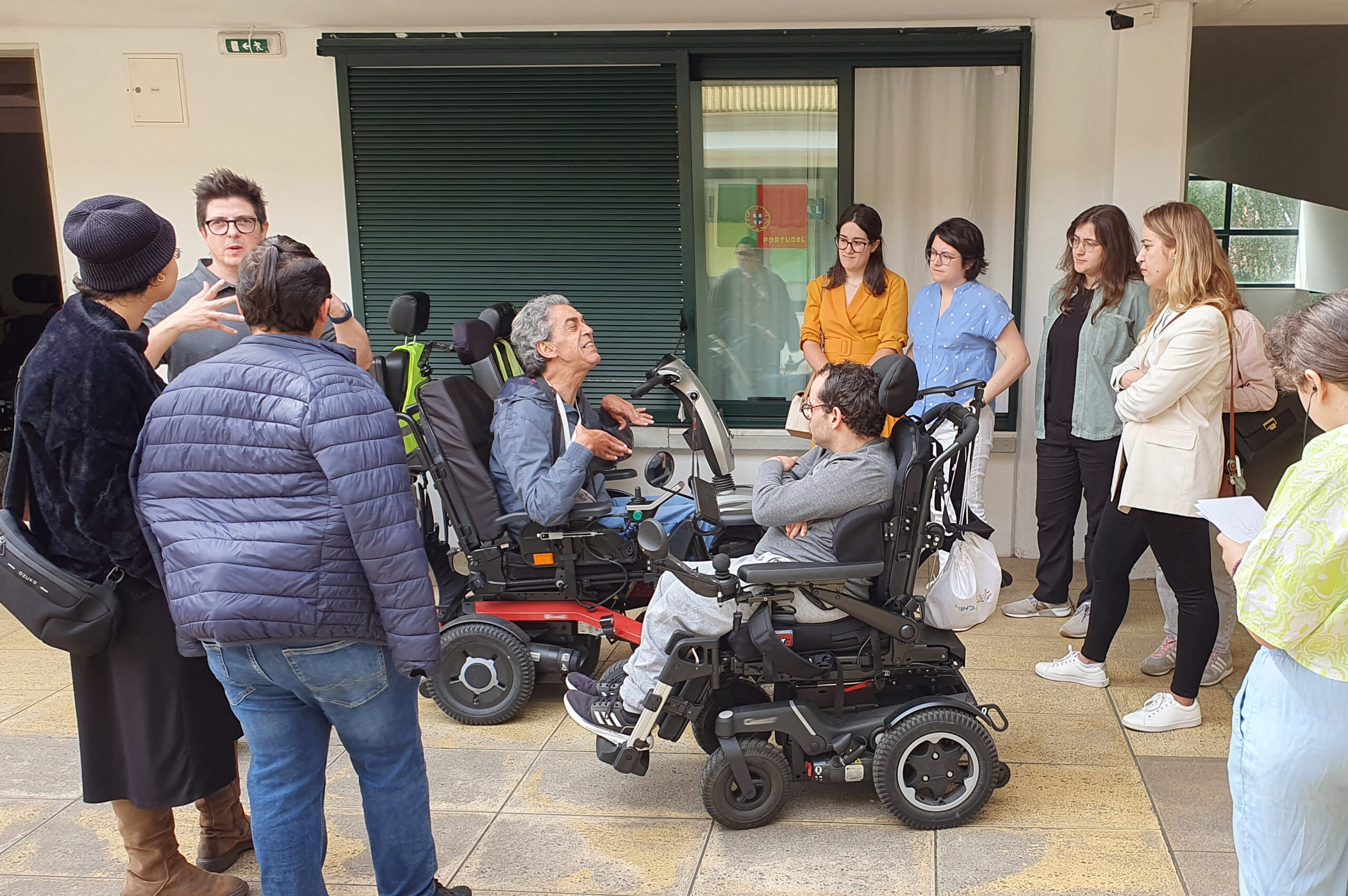 Pessoas à conversa em espaço exterior da Unidade Residencial “Villa Urbana”.