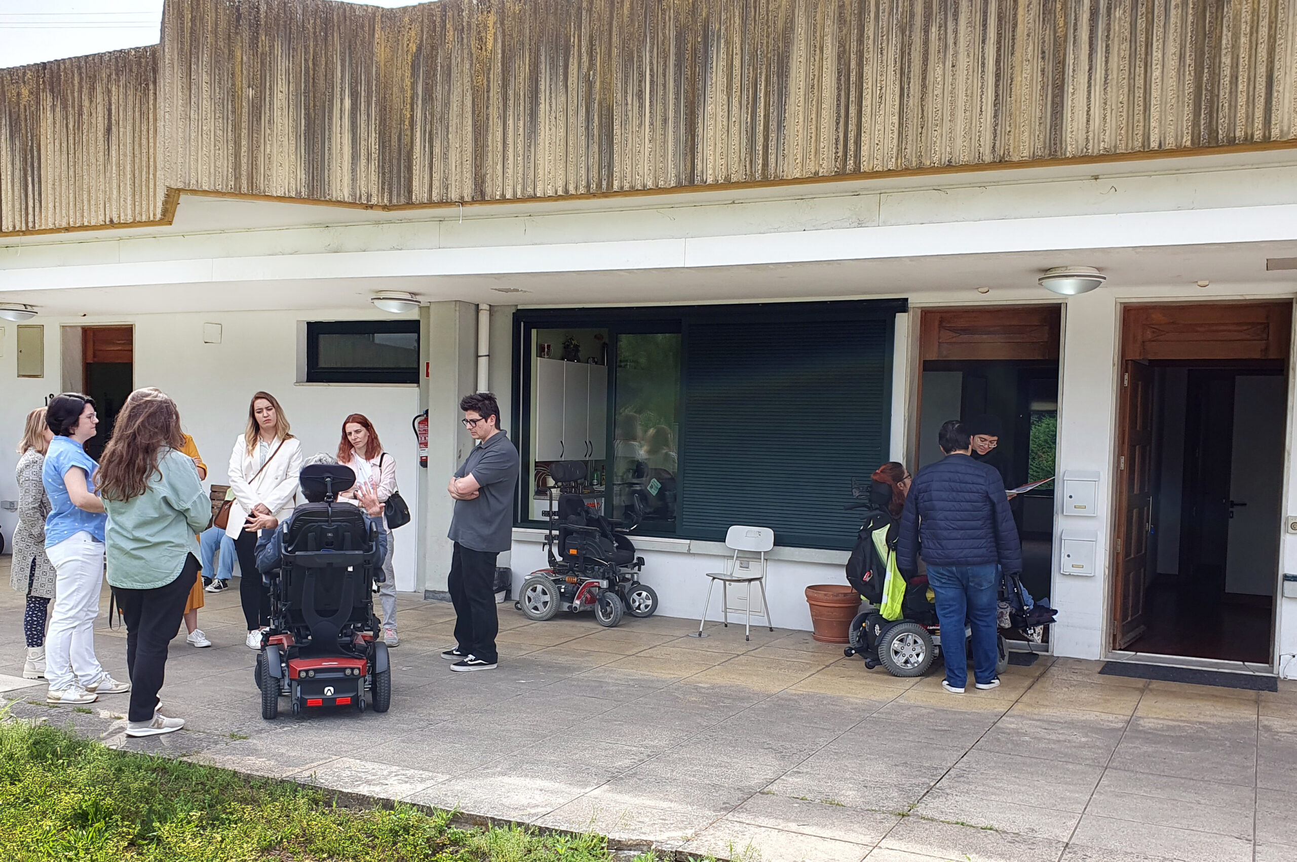 Dois grupos à conversa em espaço exterior da “Villa Urbana” de Valbom, junto de um dos apartamentos da unidade residencial.
