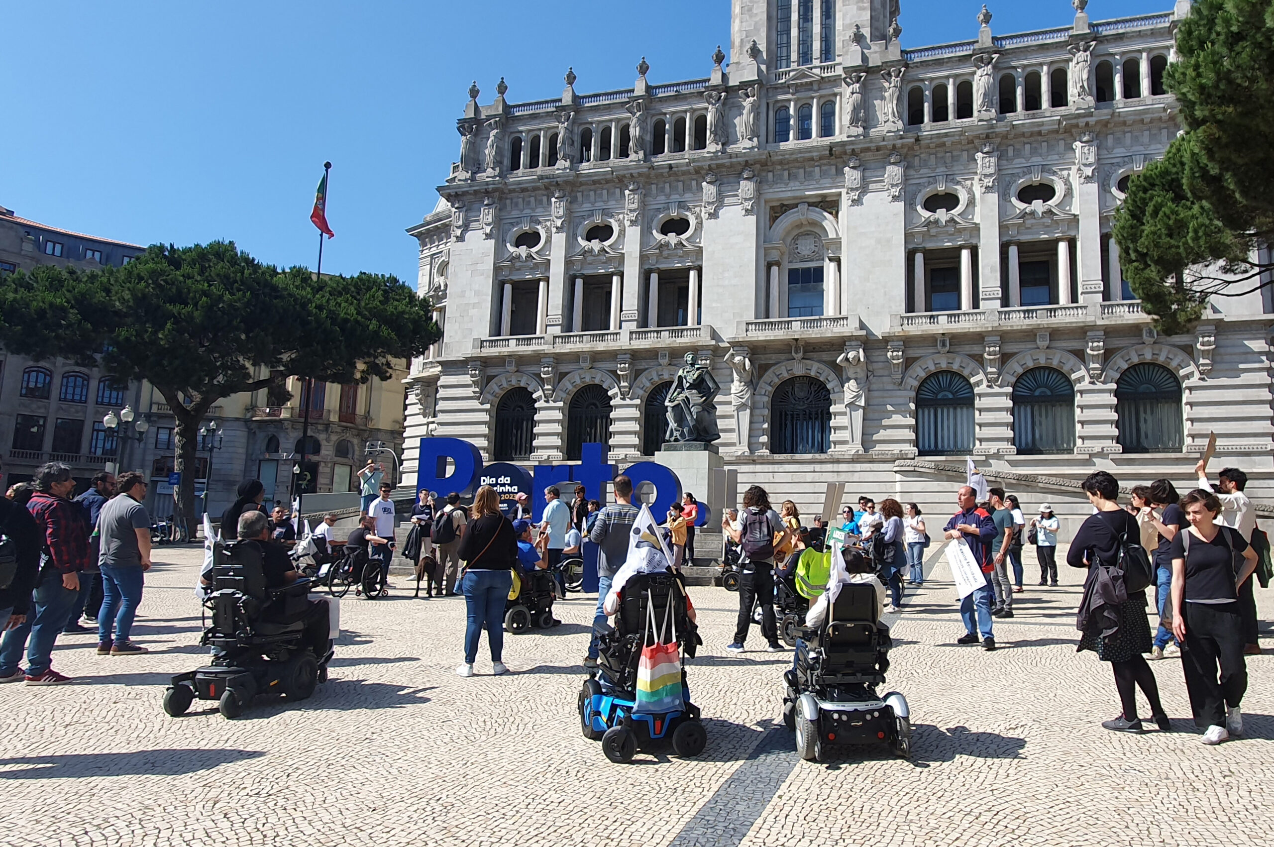 Aspeto geral da concentração na Avenida dos Aliados. Ao fundo, em destaque, o edifício da Câmara Municipal do Porto.