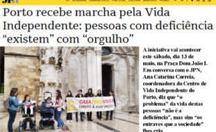 Cópia parcial da página de abertura do site JPN. Notícia sobre a Marcha pela Vida Independente. Título e texto de abertura no link partilhado na publicação. A acompanhar está uma imagem com nove pessoas em anterior manifestação. Duas pessoas, em cadeira de rodas, fazem a leitura de um documento. Ao lado estão outras pessoas a segurar um cartaz gigante com a reivindicação “Direito à habitação”.