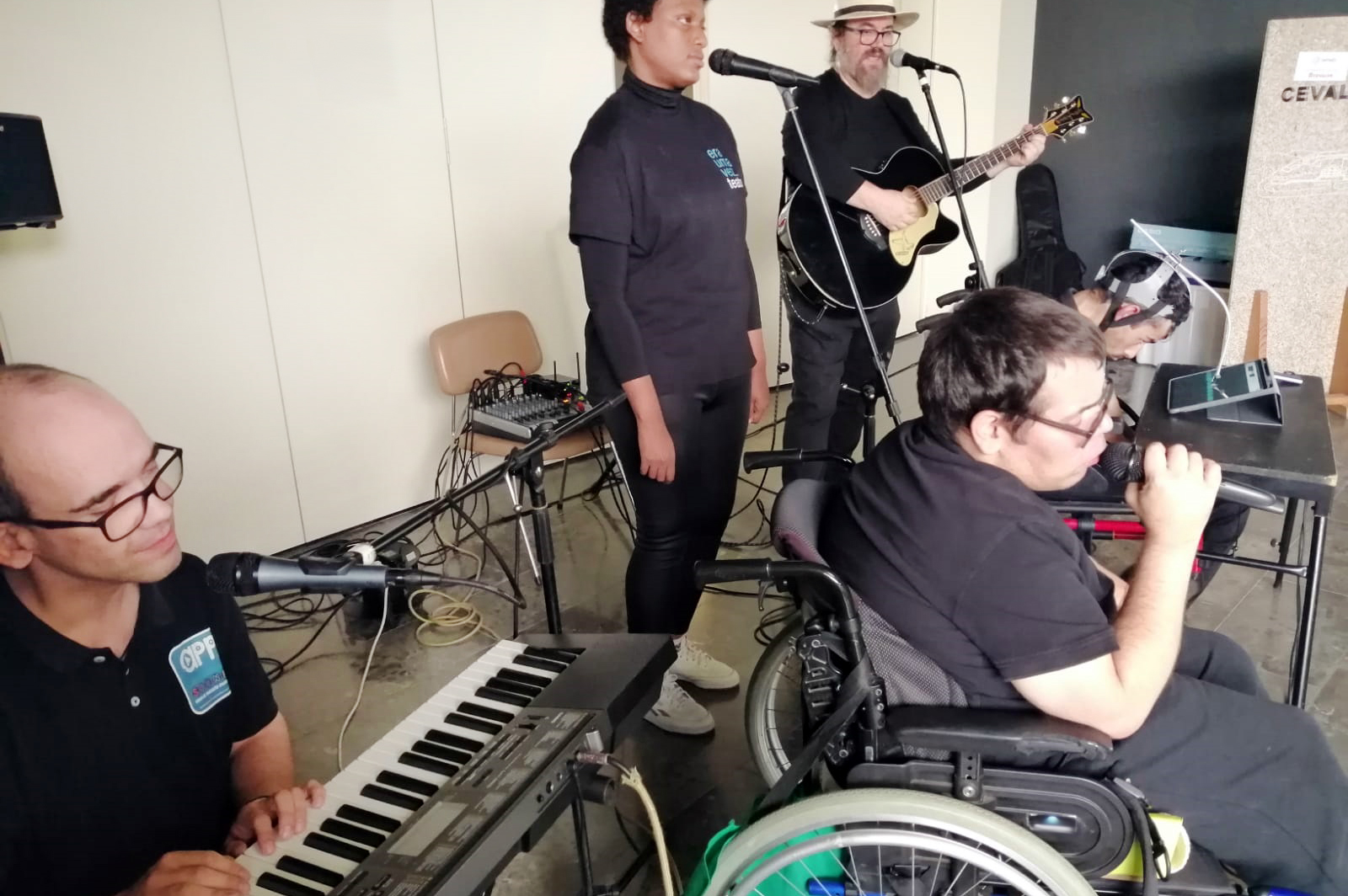 Grande plano da banda appSound. Ao fundo está algum equipamento e cablagem.