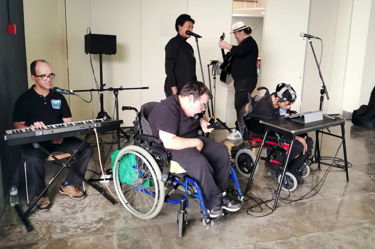 Fotografia dos cinco elementos da banda appSound, cada um deles nas suas funções musicais e artísticas.