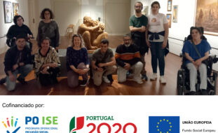 Fotografia de espaço interior de exposições. Nas paredes estão colocados alguns quadros e pinturas. Ao centro, atrás, vê-se uma escultura de duas pessoas a abraçarem-se. Em destaque surgem 10 pessoas, do Curso Assistente Familiar e Apoio à Comunidade. O rodapé da fotografia tem, em fundo branco, logótipos das entidades que cofinanciam o projeto: Programa Operacional Inclusão Social e Emprego; Portugal 2020; e União Europeia – Fundo Social Europeu.