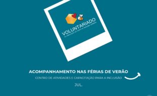 Cartaz, com fundo azul. No centro, inclinada, uma imagem tipo “polaroid” com um losango em tons laranja, uma abelha e um coração encarnado. Ainda na “polaroid” a palavra Voluntariado. Mais abaixo as especificações: Acompanhamento nas férias de verão do Centro de Atividades e Capacitação para a Inclusão (mês de julho). Comprometa-se com uma causa. No rodapé o sítio da APPC e os logótipos das redes sociais.