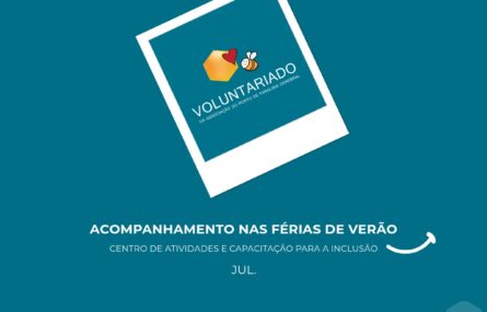 Cartaz, com fundo azul. No centro, inclinada, uma imagem tipo “polaroid” com um losango em tons laranja, uma abelha e um coração encarnado. Ainda na “polaroid” a palavra Voluntariado. Mais abaixo as especificações: Acompanhamento nas férias de verão do Centro de Atividades e Capacitação para a Inclusão (mês de julho). Comprometa-se com uma causa. No rodapé o sítio da APPC e os logótipos das redes sociais.