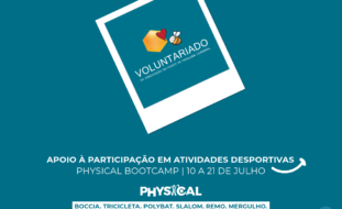 Cartaz, com fundo azul. No centro, inclinada uma imagem tipo “polaroid” com um losango em tons laranja, uma abelha e um coração encarnado. Ainda na “polaroid” a palavra Voluntariado. Mais abaixo as especificações: Apoio à participação em atividades desportivas no Physical BootCamp de 10 a 21 de julho. Boccia, tricicleta, polybat, slalom, remo e mergulho. Comprometa-se com uma causa. No rodapé o sítio da APPC e os logótipos das redes sociais.