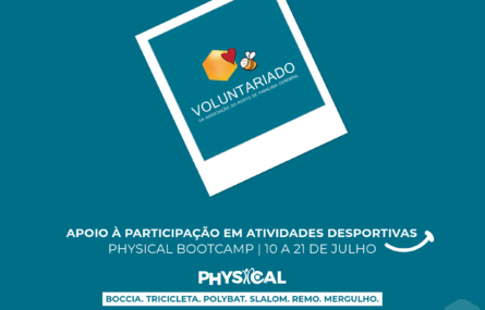 Cartaz, com fundo azul. No centro, inclinada uma imagem tipo “polaroid” com um losango em tons laranja, uma abelha e um coração encarnado. Ainda na “polaroid” a palavra Voluntariado. Mais abaixo as especificações: Apoio à participação em atividades desportivas no Physical BootCamp de 10 a 21 de julho. Boccia, tricicleta, polybat, slalom, remo e mergulho. Comprometa-se com uma causa. No rodapé o sítio da APPC e os logótipos das redes sociais.