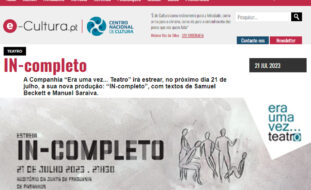 Cópia da página de abertura do sítio do Centro Nacional de Cultura. Divulgação da peça “IN-completo”. Informações sobre dia, hora e local da peça. Cartaz em tons de cinzento com imagem estilizada e marcadamente desenhada a lápis de cinco pessoas. Surge ainda o logótipo “Era uma vez... Teatro” e a indicação do sítio e redes sociais da APPC.