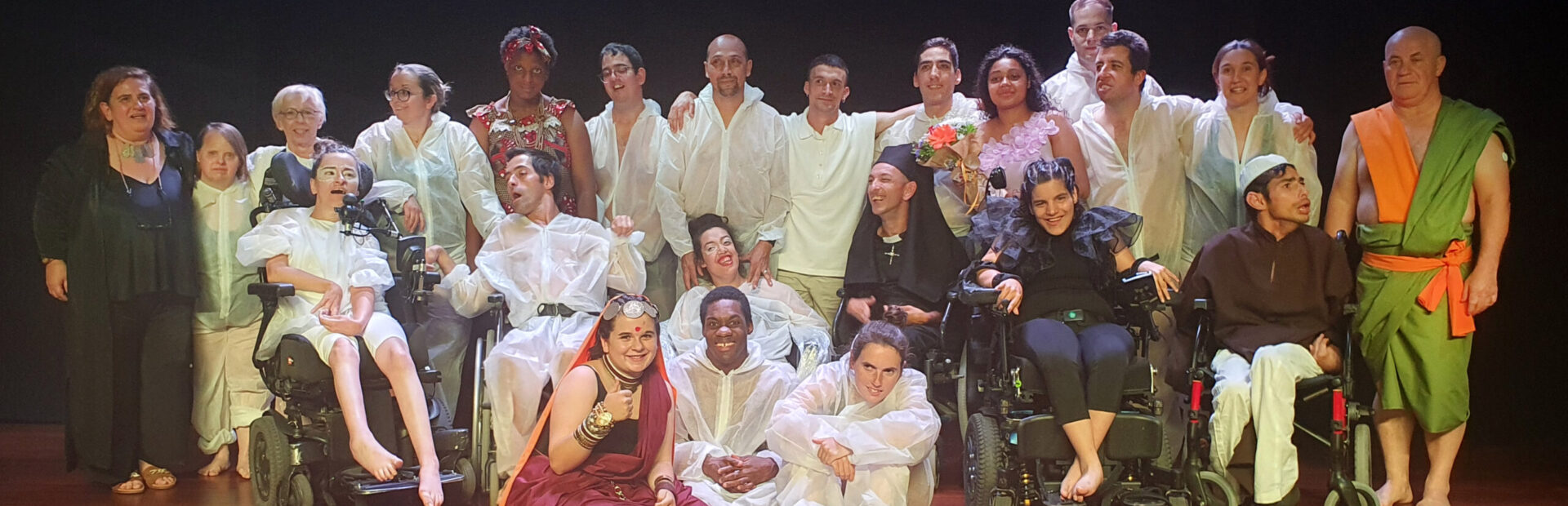 Grupo de mais de duas dezenas de pessoas, em palco. Considerável parte são atores e atrizes da Companhia “Era uma vez... Teatro”. Juntam-se ainda outros elementos ligados a produção.