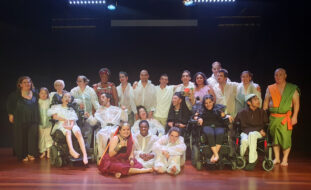 Grupo de mais de duas dezenas de pessoas, em palco. Considerável parte são atores e atrizes da Companhia “Era uma vez... Teatro”. Juntam-se ainda outros elementos ligados a produção.