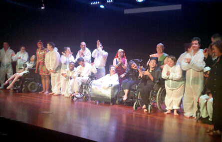 Atores e atrizes alinhados em palco durante os agradecimentos finais. Nesta imagem, à direita, também se junta a encenadora, Mónica Cunha.