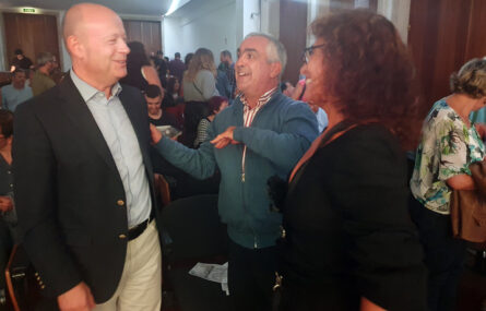 Fotografia de parte do público, no final da peça. Em primeiro plano o Vereador da Câmara do Porto e o Presidente da Federação das Associações Portuguesas de Paralisia Cerebral.