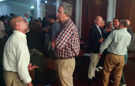 Fotografia de parte do público, no final da peça. Em primeiro plano o Presidente da direção da Associação do Porto de Paralisia Cerebral à conversa com o Presidente da Junta de Freguesia de Paranhos.