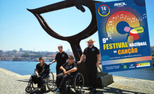 Composição de duas imagens. A principal é dos quatro elementos da banda “appSound”, feita junto do Rio Douro e com uma escultura em metal atrás deles. Depois, sobreposta, aparece imagem com o cartaz do Festival da Canção para pessoas com deficiência intelectual. O referido cartaz indica a data (14 de outubro) e em rodapé tem os logótipos das entidades que apoiam a iniciativa.