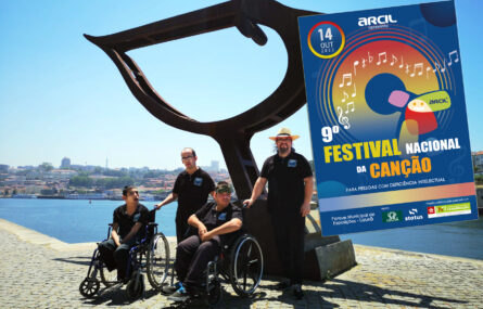 Composição de duas imagens. A principal é dos quatro elementos da banda “appSound”, feita junto do Rio Douro e com uma escultura em metal atrás deles. Depois, sobreposta, aparece imagem com o cartaz do Festival da Canção para pessoas com deficiência intelectual. O referido cartaz indica a data (14 de outubro) e em rodapé tem os logótipos das entidades que apoiam a iniciativa.