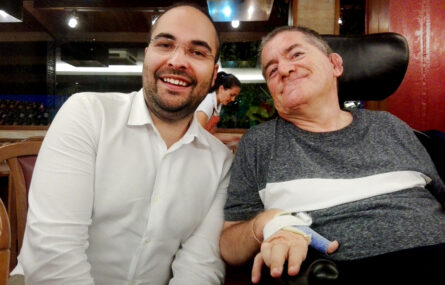 Duas pessoas sorriem para a fotografia.