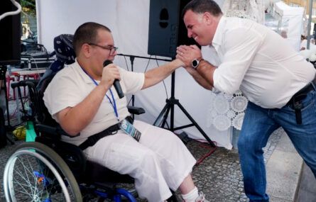 O “voz” da banda “appSound”, Bruno Francisco, é cumprimentado efusivamente por Marco Martins, Presidente da Câmara Municipal de Gondomar.