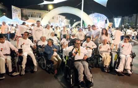 Grupo de elementos da Villa Urbana de Valbom em fotografia conjunta, na rua, no meio da atividade da Noite Branca de Gondomar. São cerca de duas dezenas de pessoas sendo que, na imagem, ainda são visíveis mais algumas dezenas (ou centenas) de participantes no evento. Ao fundo ainda se vê um dos palcos.