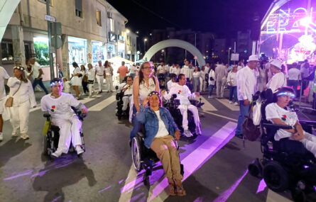 Parte do grupo da APPC em passeio pelo centro de Gondomar (durante a Noite Branca). São ainda visíveis muitas mais pessoas na rua.