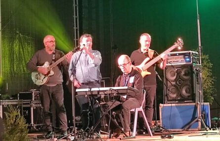 Plano aproximado de três dos elementos do conjunto Curt&Grosso Ensemble e do teclista dos appSound, Pedro Castro.