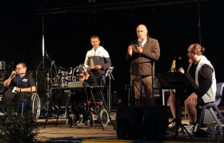 Fotografia de alguns dos elementos que atuaram em palco. Na ocasião está também no palco, a usar da palavra, o Presidente da União de Freguesias de Melres e Medas.