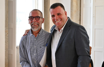 Fotografia de duas pessoas sorridentes, sendo que uma delas coloca o braço por cima do ombro da outra. Na imagem, à esquerda, está Abílio Cunha, presidente da Associação do Porto de Paralisia Cerebral. À direita surge Marco Martins, presidente da Câmara Municipal de Gondomar.