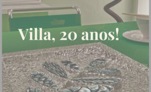 Cópia da primeira página da edição 8 de “O Dialogista”. Página com fundo em tons verdes vendo-se parcialmente uma mesa, uma cadeira, um pequeno arbusto e um quadro. O título em destaque diz “Villa, 20 anos!”.