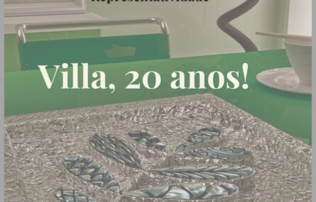 Cópia da primeira página da edição 8 de “O Dialogista”. Página com fundo em tons verdes vendo-se parcialmente uma mesa, uma cadeira, um pequeno arbusto e um quadro. O título em destaque diz “Villa, 20 anos!”.