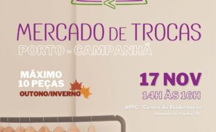 Cartaz de divulgação do Mercado de Trocas com o essencial da informação já transcrita na publicação. A Imagem tem um cabide estilizado (em cima, ao centro). No canto inferior esquerdo aparece um cabide com várias peças de roupa penduradas. No canto inferior direito surgem os logótipos das entidades envolvidas.
