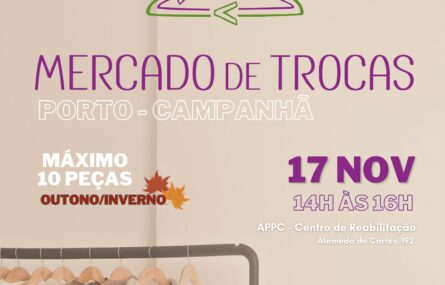 Cartaz de divulgação do Mercado de Trocas com o essencial da informação já transcrita na publicação. A Imagem tem um cabide estilizado (em cima, ao centro). No canto inferior esquerdo aparece um cabide com várias peças de roupa penduradas. No canto inferior direito surgem os logótipos das entidades envolvidas.