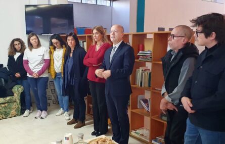 Oito pessoas em espaço interior junto de prateleiras com livros. Ao centro, a falar, está o Vereador Fernando Paulo (da Câmara Municipal do Porto).