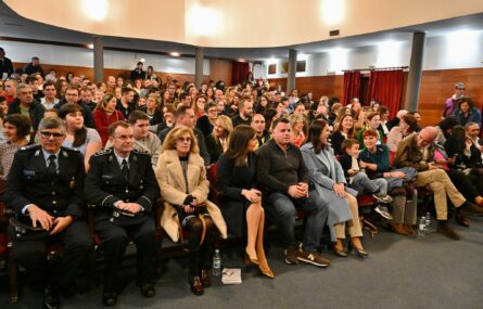 Várias dezenas de pessoas sentadas na sala de espetáculos da Escola Dramática e Musical Valboense. Ao fundo, em pé, estão ainda mais algumas pessoas.