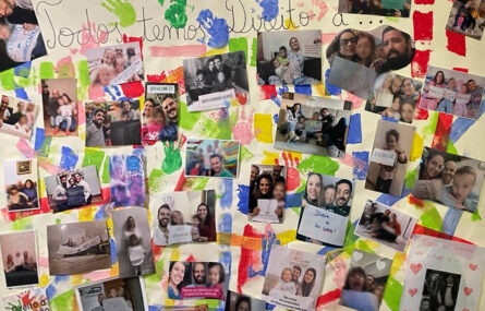 Cartaz colocado numa parede com inúmeras colagens com mensagens e fotografias de famílias. Além de várias mãos coloridas impressas no cartaz, lê-se ainda a mensagem Todos temos direito a... Todos os rostos das crianças (nas pequenas fotografias) foram desfocados.