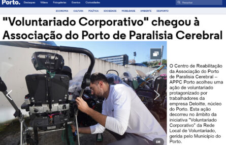 Captura de ecrã de notícia do sítio da Câmara Municipal do Porto com notícia sobre a APPC (disponível no link partilhado na publicação). Além do título, junto surge uma imagem de uma pessoa que está, aparentemente, a arranjar uma cadeira de rodas.