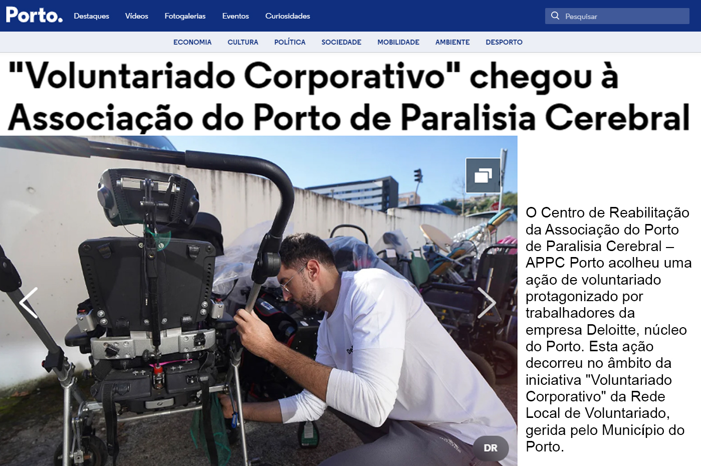 Captura de ecrã de notícia do sítio da Câmara Municipal do Porto com notícia sobre a APPC (disponível no link partilhado na publicação). Além do título, junto surge uma imagem de uma pessoa que está, aparentemente, a arranjar uma cadeira de rodas.