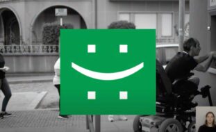 Captura de ecrã de vídeo. Imagem de várias pessoas na rua.